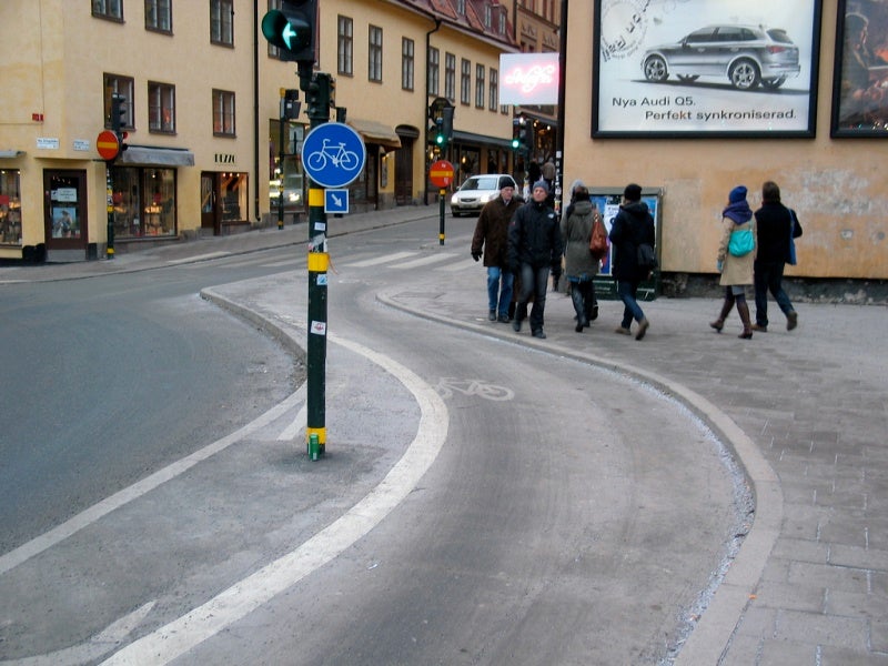 Segregated bike lanes with special traffic signals. (Image credit: Martti Tulenheimo from Flickr)