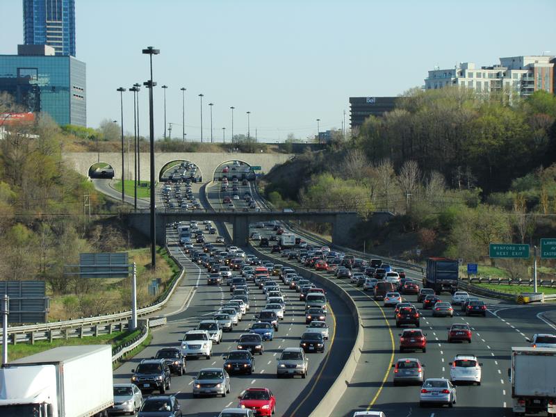 Congestion on Toronto’s Don Valley Parkway. (Image credit: Floydian from Wikimedia Commons)